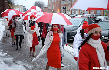 Минчанки с бело-красно-белыми флагами вышли на акцию в центр города
