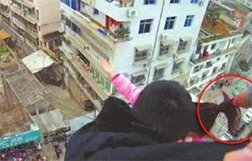 Мужчина спас прыгнувшую с крыши жену, схватив ее за волосы