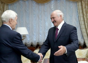 Суриков подарил Лукашенко «толстую книгу о любви к жизни»