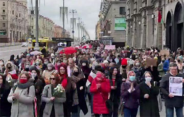 Таймлапс Женского марша: множество людей идет возле ГУМа