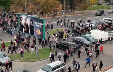 Протестующие в Минске вышли на проезжую часть