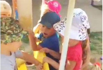 Видеофакт: На детских площадках малыши прогоняют «таракана»