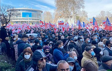В Тбилиси тысячи людей требуют освободить лидера партии Саакашвили