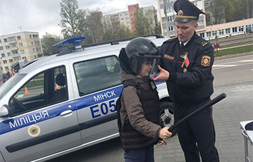 Фотофакт: Милиционер учит маленького сына махать дубинкой