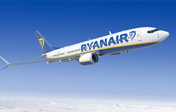 Дебоширами-белорусами с самолета Ryanair займутся польские власти