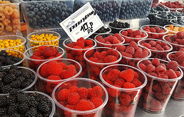 Фотофакт: Стаканчик ягод в Минске продают за 100 тысяч «старыми»