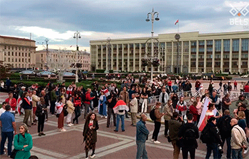 Минчане собираются на площади Независимости