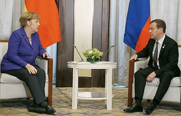 Меркель обсудила с Медведевым выполнение РФ Минских соглашений