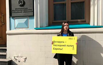 Активисты Amnesty International пикетировали посольство Беларуси в Москве
