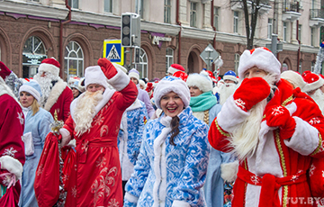В Могилеве прошло новогоднее шествие - с живыми поросятами и Дедом Морозом на квадроцикле