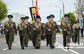 В Сморгони на параде заметили батюшку в военной рясе и с медалями