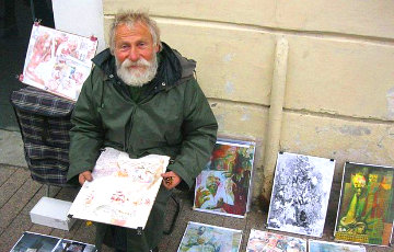 Известному бездомному художнику из Гомеля собрали деньги на дом