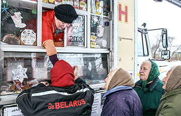 Деревня в Беларуси уже 14 дней живет без автолавки