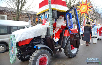 Агротрэш: Дед Мороз и Снегурочка проедут по перекрытому проспекту на тракторе