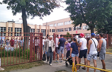 Огромная очередь выстроилась к участкам для голосования на улице Восточной в Минске