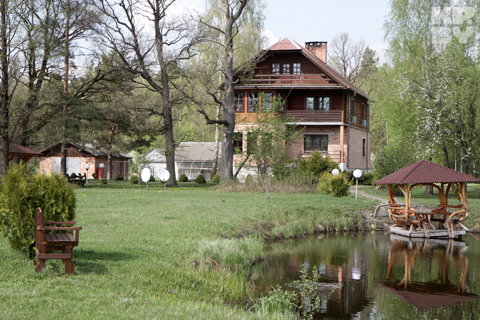Особняки белорусского чиновника: водохранилище и ботанический сад у дома