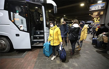 «Обратно домой? Может, на следующий Новый год»: кто уезжает из Беларуси последними автобусами за границу