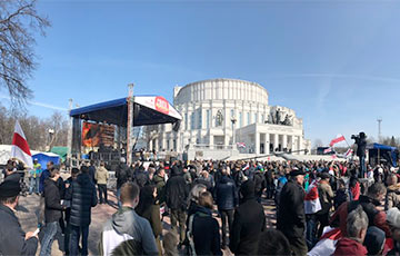 Репортаж с митинга и концерта в День Воли у Оперного театра (Онлайн)