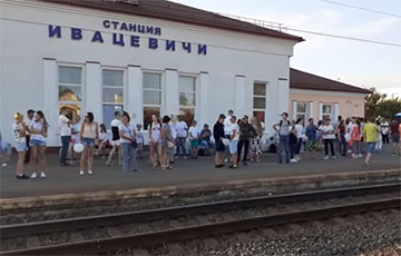 В Ивацевичах поезд с чиновниками с митинга Лукашенко встретили громким «Позор»