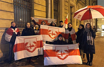 В Санкт-Петербурге задержали белорусов, которые протестовали под посольством