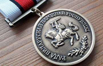 Белорус получил медаль БНР возле памятника Янке Купале в Москве