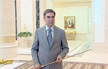 В Туркменистане чиновников старше 40 обязали стать седыми, как Бердымухамедов