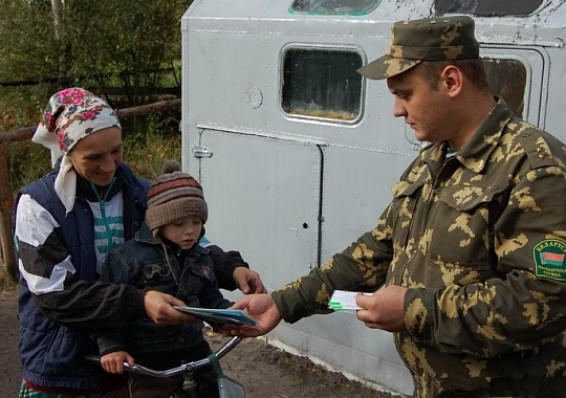 Украинцам разрешили собирать клюкву в Беларуси