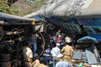 В железнодорожной аварии в Индии погибли 20 человек