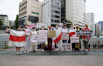 У посольства России в Японии прошла акция солидарности с Беларусью